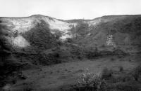 Velk lom severn vrcholu Vinaick hory, jv.stna. Bl allothigenn psit tuf v nadlo normlnho tufu a edie., Bohumil erven, 1957