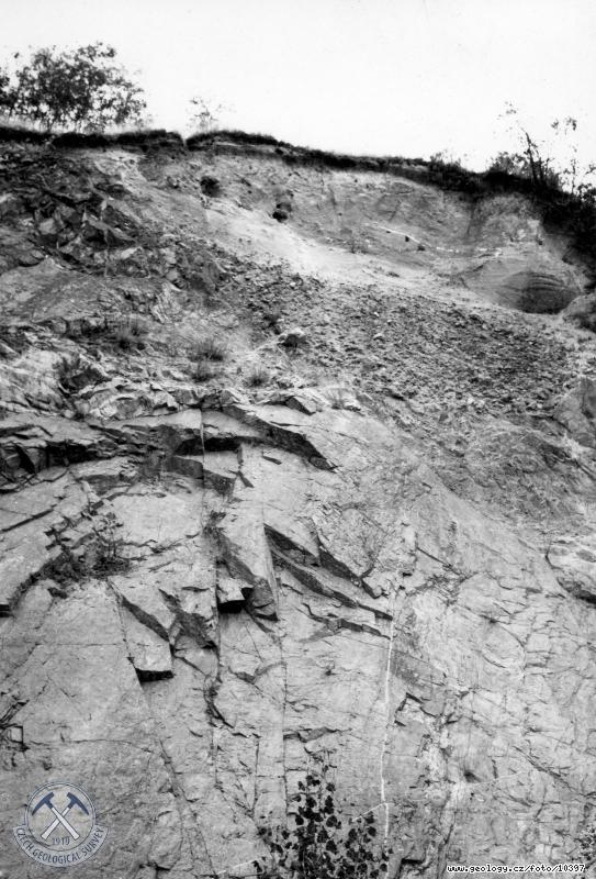 Fotografie : Kapsa v rule vyplnn miocennmi sedimenty, lom jin od Tikovic