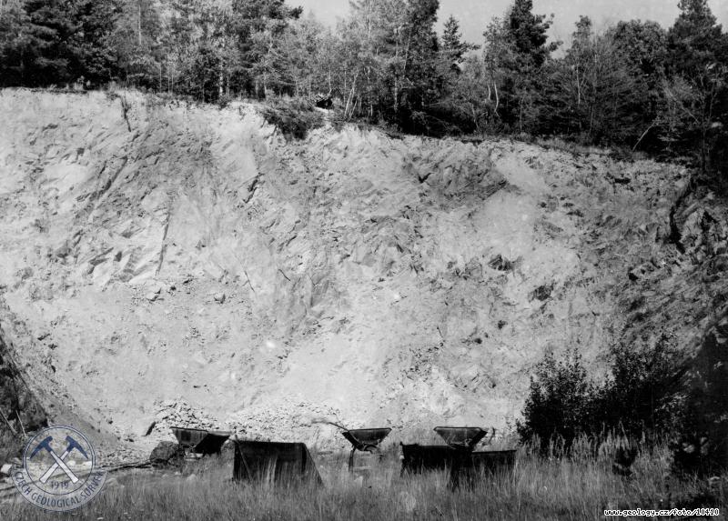 Fotografie : Lom v kivokltsko-rokycanskm psmu vyvel horniny, Karlov / Barrandien
