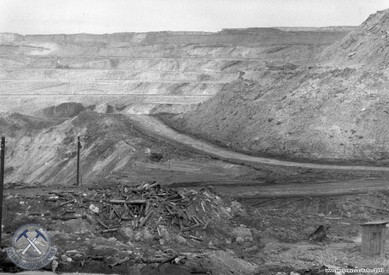 Fotografie : Zpadn stna povrchovho dolu Maxim Gorkij, sek Blina, vpravo v poped kra pskovc z nadlo sloje z fosilnho sesuvu, Blina