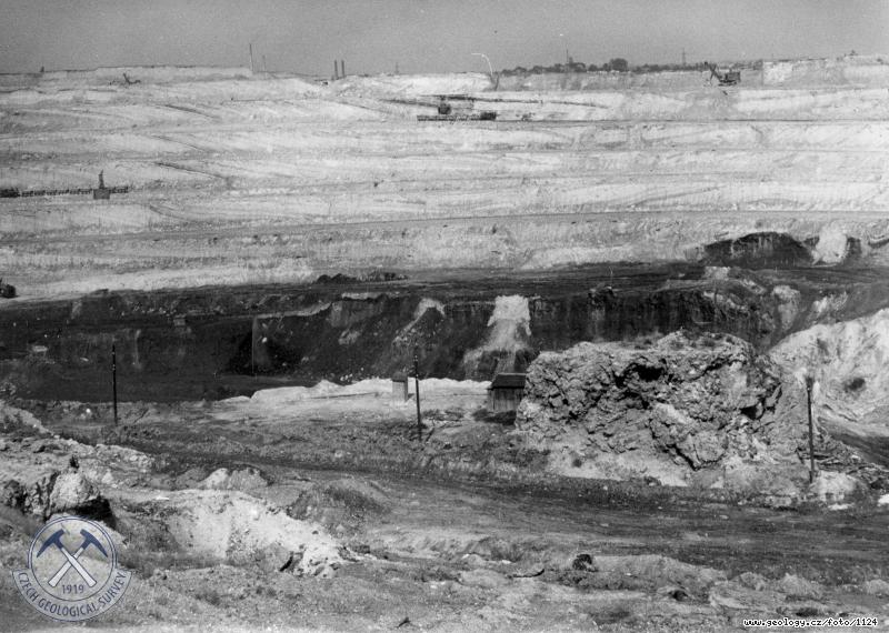 Fotografie : Povrchov dl Maxim Gorkij II v Blin. Severn stna se skrvkovmi etemi fosilnm sesuvem a odkrytou uhelnou sloj, Blina
