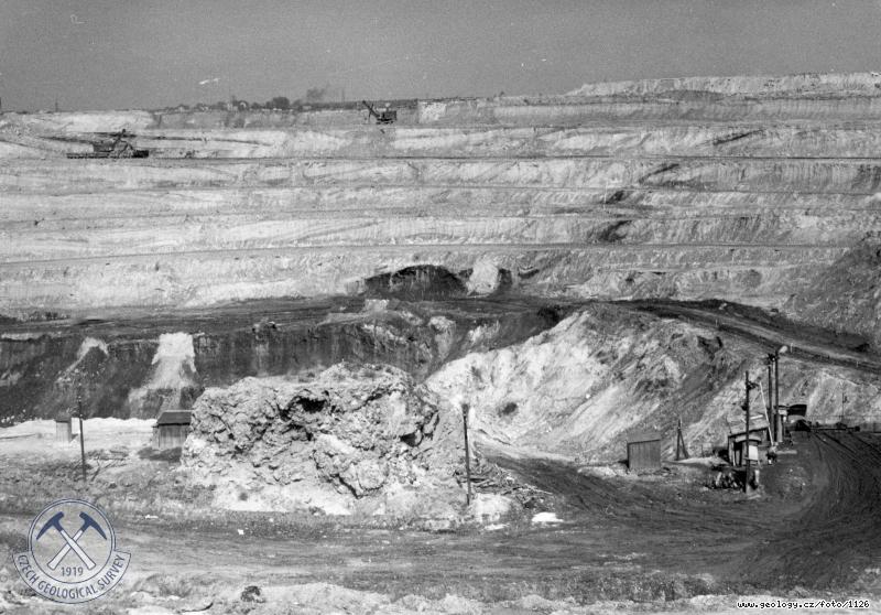 Fotografie : Povrchov dl Maxim Gorkij II v Blin. Severn stna se skrvkovmi etemi fosilnm sesuvem a odkrytou uhelnou sloj, Blina