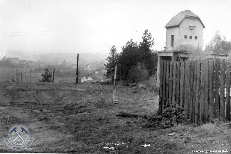 Fotografie : Pehledn panorama stavenie skladi pro vrtn jdra Geofondu., Lun u Rakovnka.