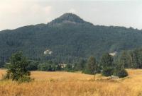 Ralsko - celkov pohled od jihu, v poped pskovcov Vranovsk skly, Ji Adamovi, 1995