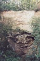 Pohled na svrchn partii zpadn stny velk propadliny s pokryvem spraov hlny, svahovin, psitch a bazlnch kdovch sediment, a krystalinickho podlo tvoenho alterovanmi a tektonizovanmi migmatity, Veronika tdr, 2002