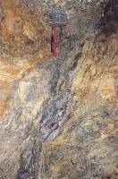 Detail severozpadn stny v mst prbhu mineralizovan tektonick poruchy o mocnosti cca 1 m a bon alterac., Veronika tdr, 2002