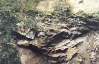 Detail nasedn velmi hrubozrnch bazlnch kdovch slepenc na podlon krystalinikum, odkrytch v zpadn stn propadliny , Veronika tdr, 2002