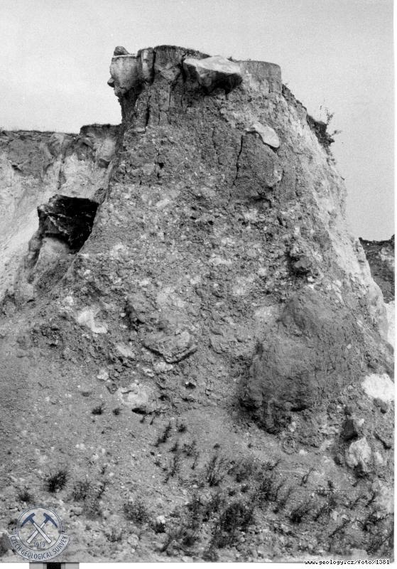 Fotografie : Odkryv v pskovcch s polohami komnovch ediovch brekci. Psen vrch jin od Beova, Psen vrch