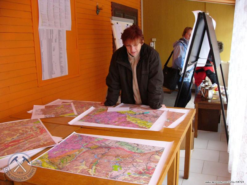 Fotografie Nad mapou: Kontrola nvaznosti  geologickch map, Blatiny