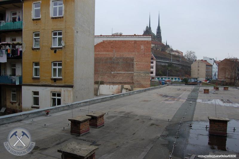 Fotografie Konec Jirch: Likvidace star budovy s ubytovnou a technickm zzemm GS na Jirchch v Brn, Jirche
