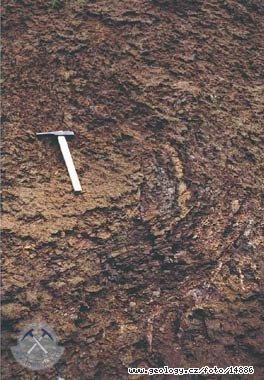 Fotografie Sedimenty slnskho souvrstv: Karbonsk jezern sedimenty slnskho souvrstv (esovit zakonen zlomov plocha), Doln Vlk