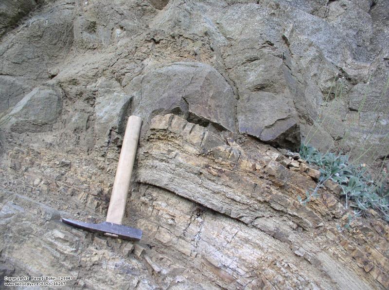Fotografie Silursk sedimenty a vulkanity: Kontakt silurskch sediment a vulkanit v zezu silnice mezi Berounem a Litic, Zez silnice Beroun - Litice