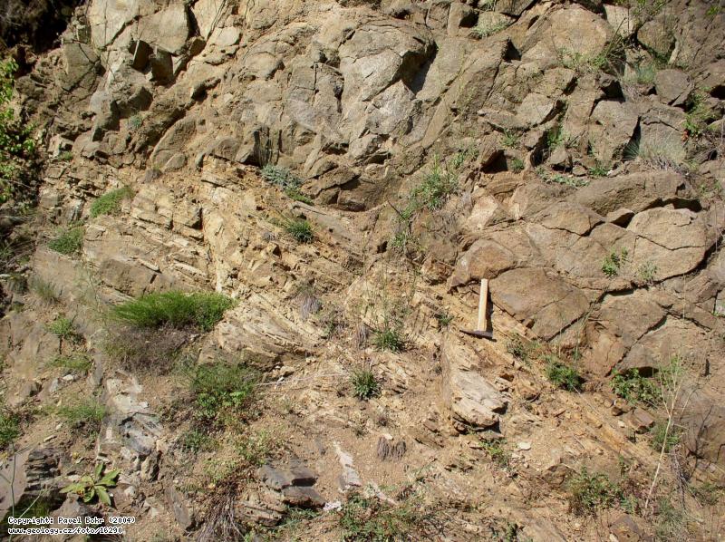 Fotografie Silursk sedimenty a vulkanity: Kontakt silurskch sediment a vulkanit v zezu silnice mezi Berounem a Litic, Zez silnice Beroun - Litice