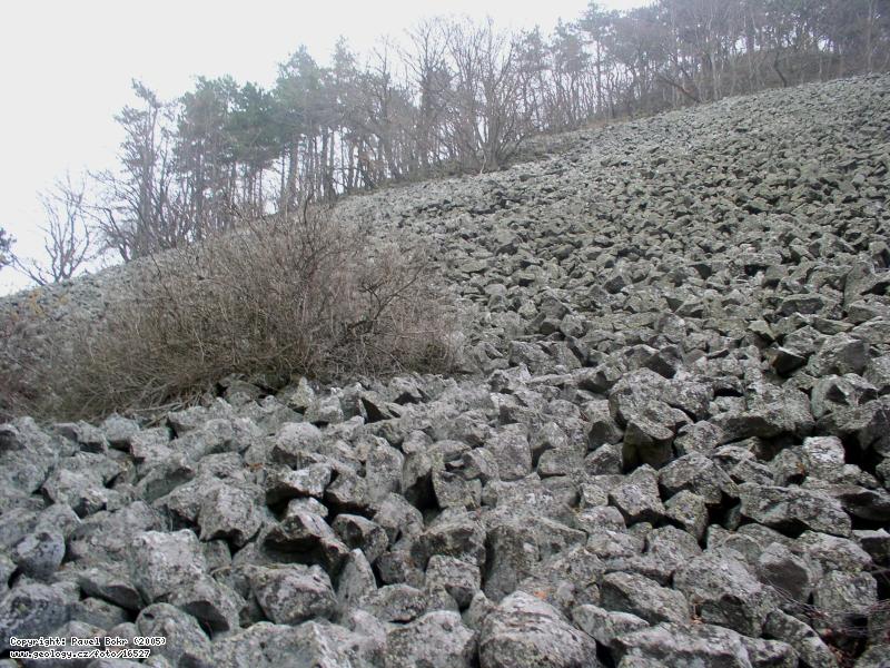 Fotografie Bleensk vrch: Kamenn moe na svahu Bleenskho vrchu budovan bloky tetihornch vulkanit, Bleensk vrch