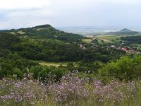 Pohled z Holho vrchu k jihu na Hradit a Radobl. Obec Hlinn. , Pavla Grtlerov, 2009