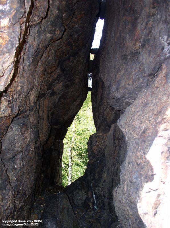 Fotografie Jeskyn v bulinkov skle: Pseudokrasov jeskyn vznikl na puklin v bulinkov skle, Vyhldka - bulinkov suk zpadn od ertovy skly