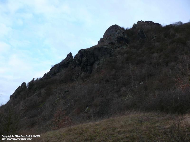 Fotografie Kolov: Skaln vchozy v bvalm kamenolomu na pat vrchu Kolov, Kolov