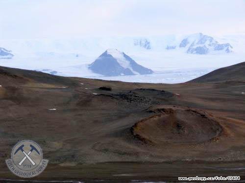 Fotografie Pozstatky vulkanismu v Antarktid: Erozn zbytky vulkanickch pvodnch drah, Antarktida - ostrov James Ross