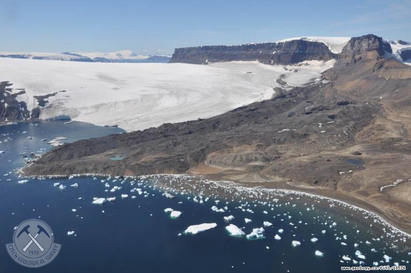 Fotografie Antarktida: Antarktida - glaciln relif s ledovcem v pozad, Antarktida