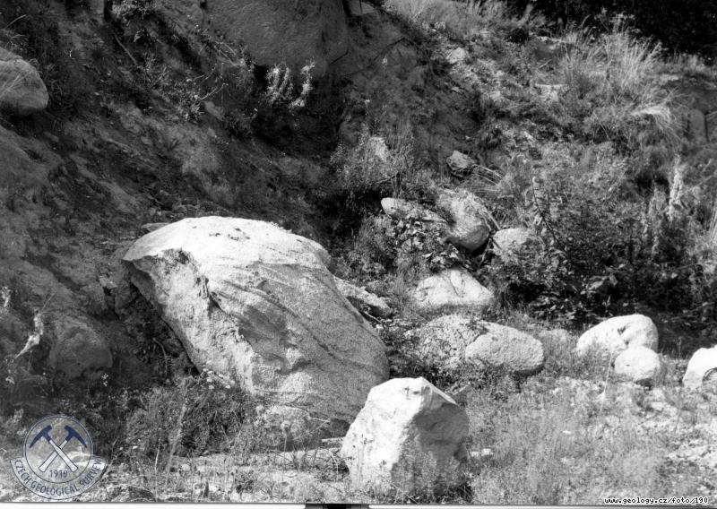 Fotografie Vyvtran balvany tonalit : Vyvtran balvany tonalit pi silnici jv od Kunvaldu, Orlick hory