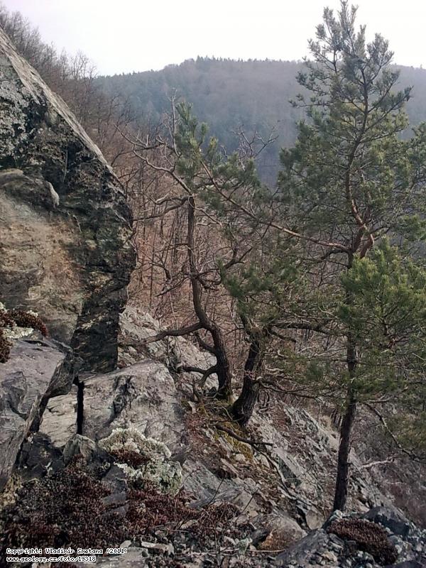 Fotografie : Skaln vchoz, naproti osad Ztracenka, V Kobylch drahch vrchu Kletecko., V Kobylch drahch nad ekou Vltavou.