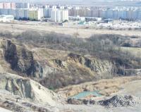 Celkov pohled k jihozpadu na pesmyk granodiorit brnnskho masivu na kalciturbidity leskho souvrstv (tournai)., Ji Otava, 2005
