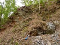 Kontakt novomstskch fylit (s kladvkem) a granodioritovho porfyru v jeho nadlo. , Pavla Grtlerov, 2011