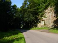 Skaln stna na zatku dol v mst, kde Orlisk potok pror  ortoruly (v. okraji Jablonnho nad Orlic)., Pavla Grtlerov, 2011