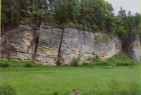 Planární šikmé zvrstvení v poloze nejméně 12 m mocné. Spádnice šikmých ploch směřují k jihu. Skalní stěna  v severní části údolí Plakánku (400 m j. od hradu Kost)., Přemysl Zelenka, 2010