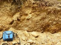 ikmo zvrstven glacifluviln sedimenty diskordantn nasedaj na podlon horniny. Hejnice, (brana m cca 20 cm). , Tom tor, 2009