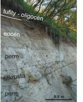 Žluto-hnědé oligocénní pískovce.Ve spodní části patrný horizont silkrusty v bělavých pískovcích, v nadloží poloha žlutých a dále pak hnědých pískovců (částečně jílovitých) oligocénního stáří, v nejvyšší části tmavě hnědé-fialové tufity eocénního stáří. , Richard Lojka, 2012