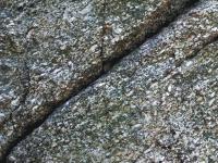 Siln magmatick foliace v durbachitech plutonu Knecho stolce definovan pednostn prostorovou orientac vyrostlic draselnho ivce. Dlka spodn hrany je 25 cm., Krytof Verner, 2013