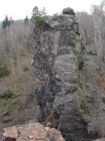 Skaln stna v selektivn zvtrvajcch ordovickch horninch libeskho souvrstv. Odoln kemence (bulinky) tvo skaln hradbu., Pavla Grtlerov, 2008