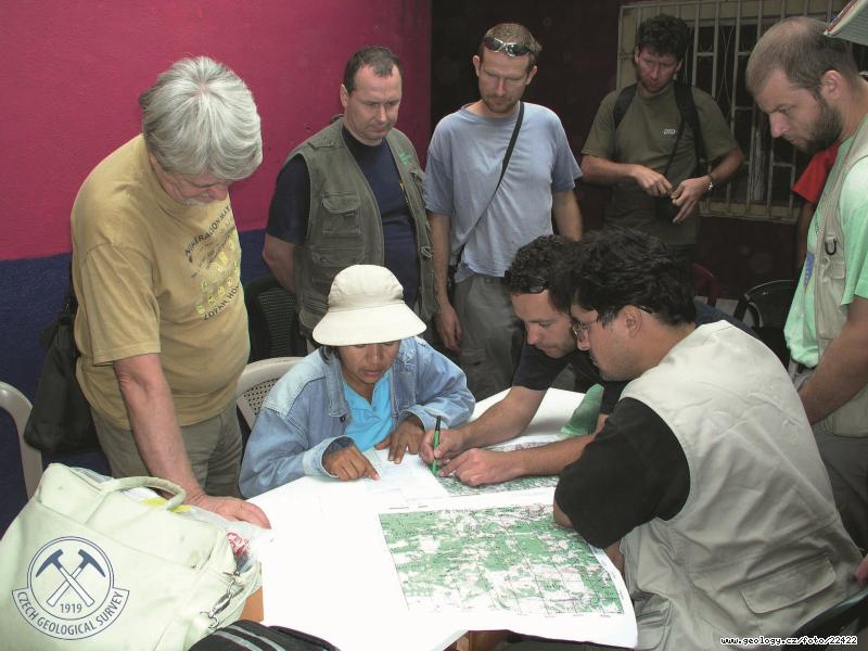 Fotografie Diskuze nad mapou: Zemteseni pokodilo ast msta San Juan del Rio Coco, 