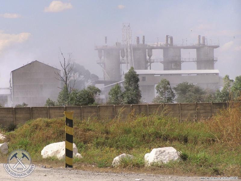 Fotografie Cementrna v Ndoly: Hlavn zdroj kontaminace oblasti Ndoly v Copperbeltu, 
