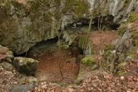 Skaln brna Zkamenl zmek je nejvt skaln brnou na Morav. Dosahuje vky asi 8 m a maximln ky 9 m., Motykov Kamila - r Ji, 2007
