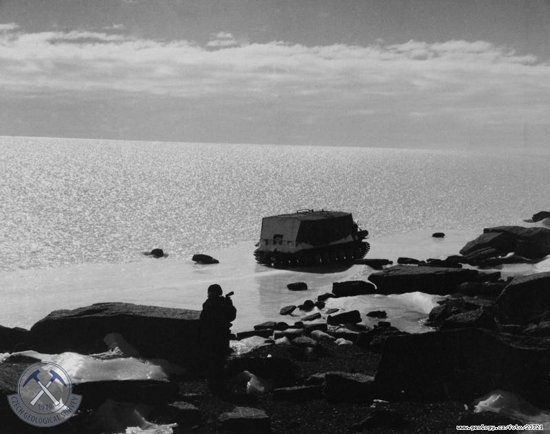 Fotografie Psov taha na zamrzlm pobe: Prvn rusk expedice SAE, Antaktida 1966-1967, 