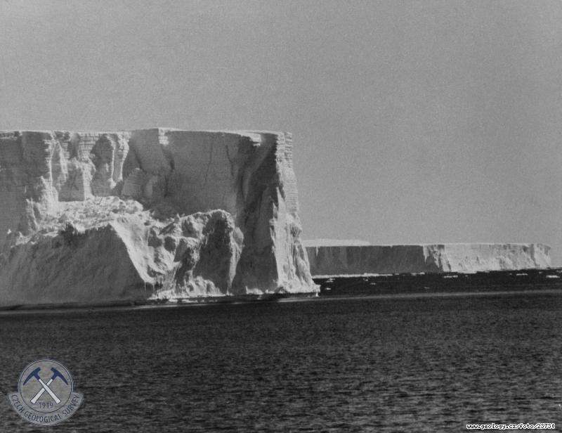 Fotografie Ohromn eisbergy: Ohromn eisbergy - ledov tabule se stnami ncmi vce ne 40 m nad vodu (dalch 6/7 ledu skryto pod hladinou), 
