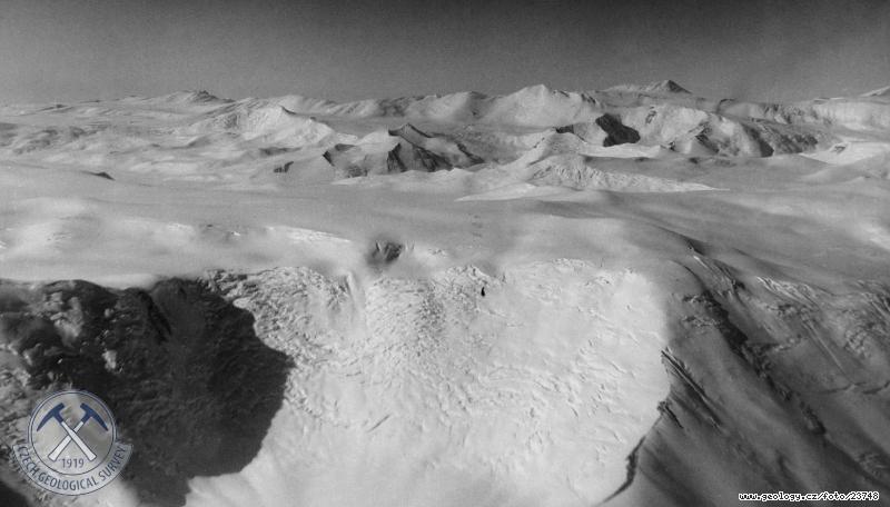 Fotografie Leteck mapovn: V zajet snhu a ledu, panorama horskch tt v pozad, 