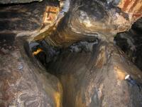 Jeskyn s jeskynnm systmem asi 400 m dlouhm, chodby jeskyn vytvej pravohl systm, v prezu jsou srdit - dole zk, nahoe se (ve vi nkdej hladiny podzemn vody) roziuj. , Radek Mikul, 2014