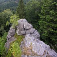 Skupina skalnch hradeb a 40 m vysokch a 100 m dlouhch tvoench ilou ulovho pegmatitu., Radek Mikul, 2014