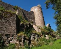 Stedovk hrad Pecka vystupuje na skalnatm ostrohu ze sediment karbonskho st., Jan Vtek, 2009