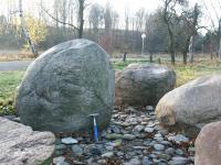 Balvany smalandskch granit. S kladivem nejvt balvan v zahrdce (125 x 120 x 110 cm, 2,02 t). , Martin Hanek, 2005