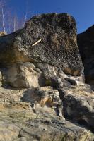Rozsáhlé skalní výchozy, tvořené karbonskými horninami stáří westfal na něž ostře nasedají svrchnokřídové uloženiny, jejichž sled počíná bazálními slepenci. Na hranici je rozlišitelný rozdílný sklon vrstev obou útvarů., Motyčková Kamila - Šír Jiří, 2015