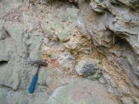 Ve střední části jz. stěny propasti vystupují drobnozrnné vápnité písky miocénu (