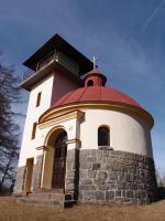 Pmo na vrcholu vrchu stoj kaplika  rotunda sv. Vclava z roku 1935,jej podezdvka je vystavna z mstnho porfyru., Markta Vajskebrov, 2017