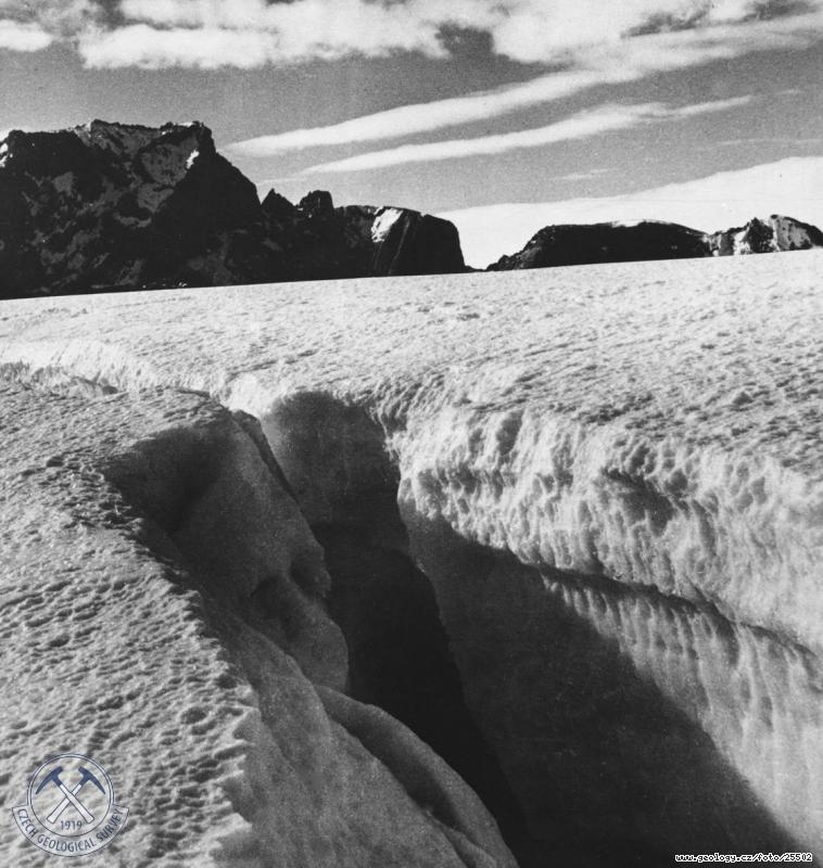 Fotografie Ledovcov puklina - pat kontinentlnho ledovce: Ledovcov puklina pemodelovan tavnmi vodami pi pat kontinentlnho ledovce (Schirmacherova oza), 