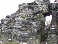 Necelch 20 m dlouh a zhruba 8 m vysok skaln kemencov tvar Kamen vrata. Mrazovm zvtrvnm v nm vzniklo trojhelnkovit skaln okno. , Markta Vajskebrov, 2014