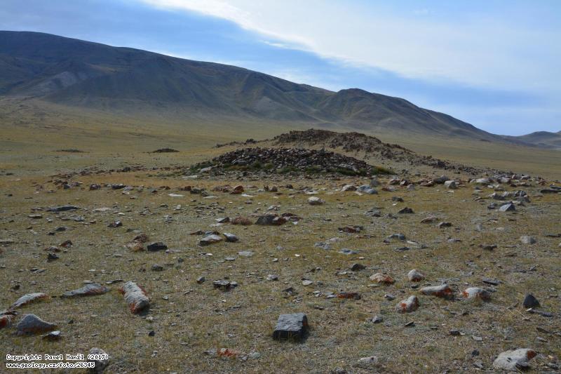 Photo : Round khirigsuur, Mongol Altai, 