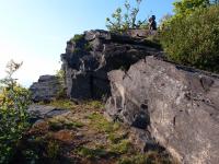 Na vrcholu (689 m n. m.) trachytovho lakolitu Lipsk hory jsou tence deskovit skaliska, rozlenn etnmi puklinami na bloky, stny a msy., Markta Vajskebrov, 2018